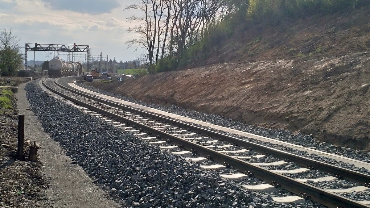 Náraz vlaku do stromu zastavil provoz mezi Chebem a Chomutovem